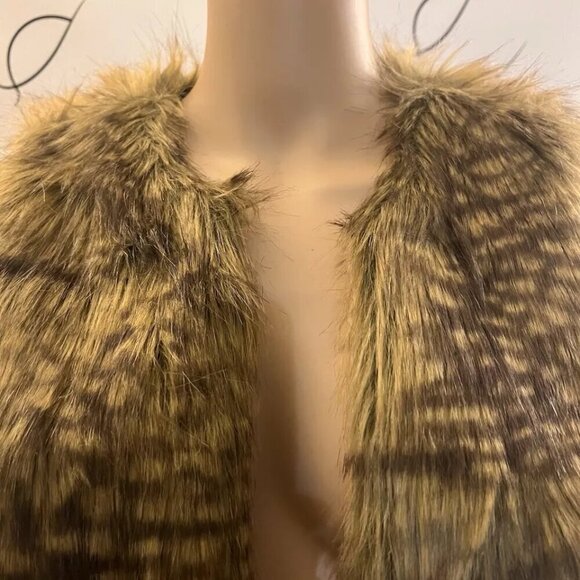 Mossimo. Size Small. Acrylic/poly Faux Fur Print Lined Vest. Open Front. GB - Picture 4 of 7